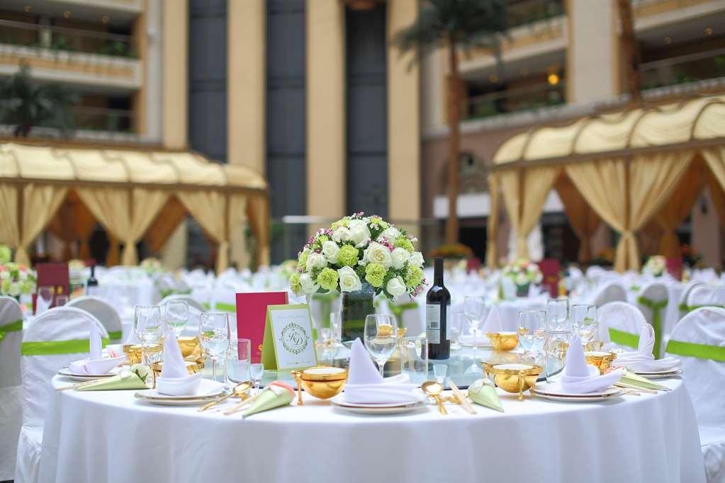 Sunworld Dynasty Hotel Beijing Wangfujing Fasiliteter bilde A table set for a formal dinner