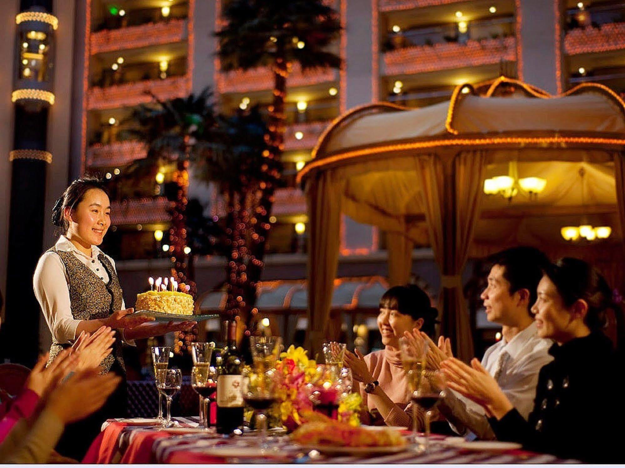 Sunworld Dynasty Hotel Beijing Wangfujing Eksteriør bilde A birthday party at the hotel
