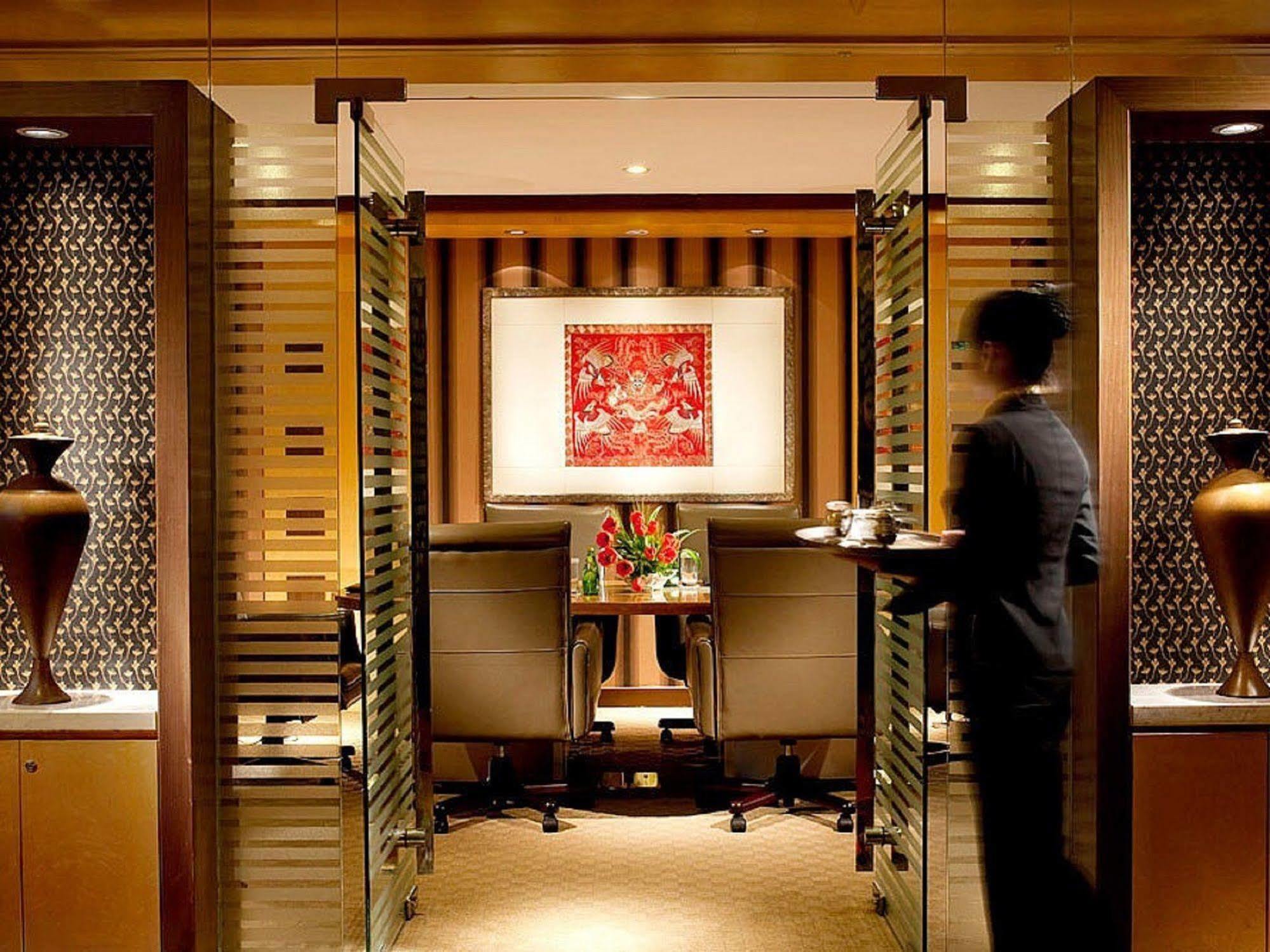 Sunworld Dynasty Hotel Beijing Wangfujing Eksteriør bilde Entrance to the Concierge Lounge at the Ritz-Carlton, Hong Kong